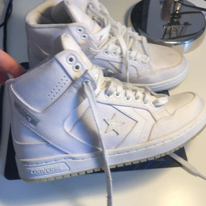 Converse sneakers - Ett par as coola och trendiga skor från Converse! Säljs endast pågrund av att de tyvärr är för små. De är knappt använda men har extremt få fläckar som enkelt går bort! De är även unisex!