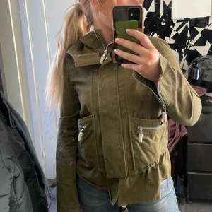 Jacka zara - Militärgrön safarijacka från zara. Har luva. ”Volang” nertill. Så söt! Säljer eftersom den är för liten i axlarna på mig😢 