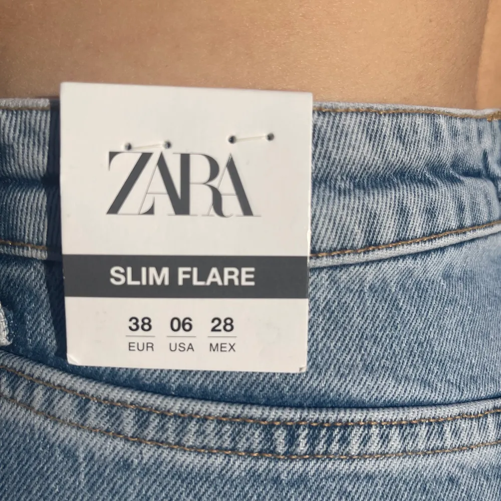 Helt nya zara jeans i Slim flare med slits! Aldrig använda och lappen sitter kvar. Gratis spårbar frakt ingår. Jeans & Byxor.