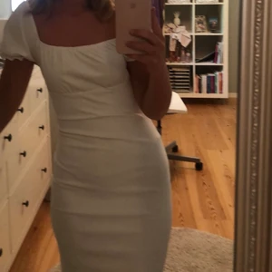 Vit klänning - Vit klänning som passar perfekt till skolavslutning eller student!! Bara använd en gång så i jättebra skick. Sitter superfint mot kroppen🥰 storlek xs men passar även s eftersom den är stretchig. 