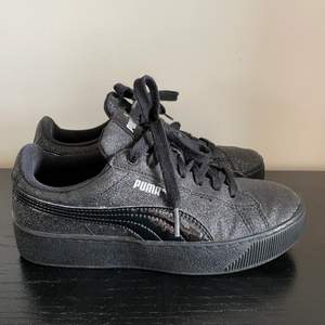 Puma svarta sneakers med platå 3cm. Glittriga o med pumabågen i lack. Stl 37. Fint skick 