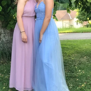 Blå balklänning  - En superfin blå balklänning i storlek 36 från Asos. Endast buren en gång 2019, så den är i perfekt skick. 