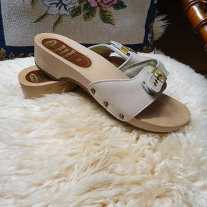 Scholl trä tofflor oanvända  - Har du någonsin sett en snyggare toffel i beige? Dessa tofflor med en ovansida i mocka en feminin och avslappnad stil som är precis det du söker. Du vänjer dig snabbt vid den sköna innersula i trä.   