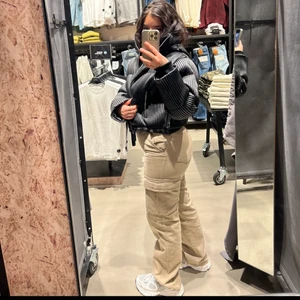 Cargo pants - Funderar på att sälja mina Stradivarius Cargo pants , strl 38, använda 2 gånger! Väldigt bra skick. 199 plus frakt💜