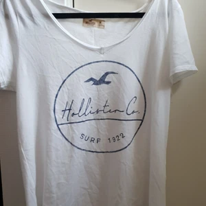 Hollister - Säljer en vit Hollister tröja i storlek M💕