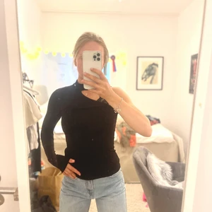 Festlig topp - En-ärmad, går runt halsen, ej obekväm. 