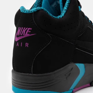 NIKE AIR FLIGHT - Storlek 41 men passar om man har lite större fötter. Använda ungefär 3 gånger alltså nästan nyskick.