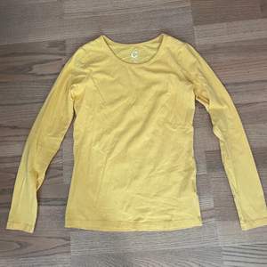 En helt basic jättefin gul långärmad tröja från Cubus, strl XS. Säljer pga att den är för liten. Pris går att diskutera! Bara skriva vid fler frågor och bilder!💘
