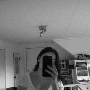 Klänning  - Säljer denna jätte söta vita klänningen från nakd. Köpt för 400kr men säljer ni den för 150-200kr. Den är fläckfri använd en gång på en bal. 