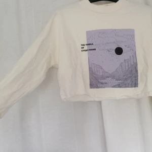 Tröja med egen tryck - Croppad tröja med delvis egen design. Mjuk inuti! 