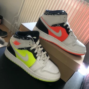Jordan 1 mid - Supercoola Jordan 1 mid. Älskar dem, men använder de inte lika mycket som mina andra. Storlek 37.5. Använda 6 ggr max, så de är i bra skick. Kan skicka fler bilder om det önskas. 