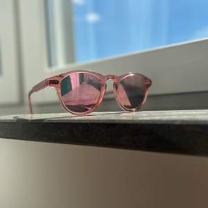 Jättefina solglasögon från Chimi i jättebra skick. Perfekt inför sommaren! Dessa säljs inte av Chimi längre.  Modell: #002 Färg: Guava Glas: Mirror  Kan tänka mig att gå ner i pris