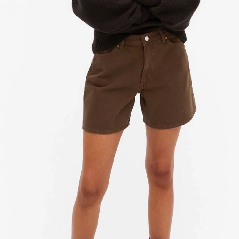 Säljer nu mina bruna shorts från monki i strl 27/S! De är luftiga, skitsnygga på och bekväma, men använder de inte tillräckligt mycket tyvärr. Därför i väldigt bra skick! köparen står för frakten! 💕 :). Shorts.