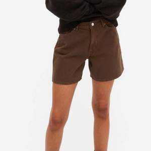 Säljer nu mina bruna shorts från monki i strl 27/S! De är luftiga, skitsnygga på och bekväma, men använder de inte tillräckligt mycket tyvärr. Därför i väldigt bra skick! köparen står för frakten! 💕 :)