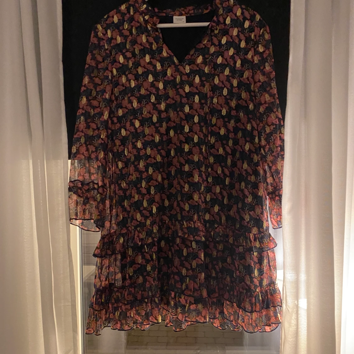 Klänning med volang