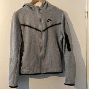 Nike tech fleece som är i storleken 158-170 cm, alltså ungefär XS-S. Använt ett par gånger men fortfarande i ett ganska fint skick. En defekt kan vara att den är lite nopprig på något ställe( syns på bilden). Detta är dock inget stort problem, skick: 8/10