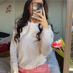 Vit Sweatshirt  - Fett fin sweatshirt som inte kommer till användning längre. Den är använd dock jättefin💕 på tröjan så står det feel good
