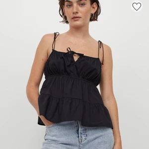 Topp med knytband  - Säljer nu en sån här topp med knytband från h&m fast i vitt som inte säljs längre. Använt 2ggr kommer inte till användning. (Köparen står för frakt)