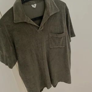 Frotté tröja Arket  - Knappt använd frotté piké tröja i storlek S från Arket. Frakten står köparen för. Skriv för fler bilder!