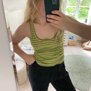 Grön glittrigt linne - Köpt second hand och har aldrig kommit till användning. Lite litet för mig som har M