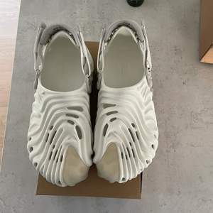 Crocs Pollex Clog Salehe Bembury Stratus Strlk 42-43 EU  Skick 10/10   Bin 1200 Bid 1000 (Byten kan även vara intressant)  Köparen står för frakten eller meet up i Varberg  Vunna från SNS raffle