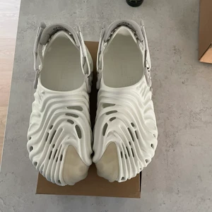 Crcos - Crocs Pollex Clog Salehe Bembury Stratus Strlk 42-43 EU  Skick 10/10   Bin 1200 Bid 1000 (Byten kan även vara intressant)  Köparen står för frakten eller meet up i Varberg  Vunna från SNS raffle