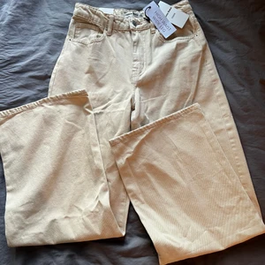 Helt nya byxor - Skitsnygga jeans som aldrig är använda pga för små. :(  Storlek 38