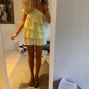 Zara klänning - Jättefin slutsåld klänning från Zara, helt oanvänd med prislapp kvar💗💗