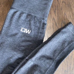 Iciw dynamic seamless strl S - Icaniwill tights i modellen dynamic seamless i strl S, har detaljer på sidan av benen