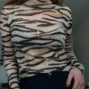 Tunn nylontröja - Mönstrad seethrough tröja, använd några gånger<3 