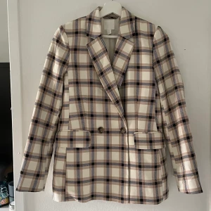 Rutig Kavaj - Rutig kavaj i beigea kulörer. Det är en storlek 34 men den passar en 36a också plus att den är lite oversized i modellen. Från början är den från H&M men jag köpte den av en tjej på Tise, tredje bilden är hennes för att se passform ;) 