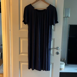 Marimekkoklänning strl L - Tunn trikåklänning i sval härlig kvalitet (lyocell/bomull), strl L men funkar även som M Köpare står för frakt