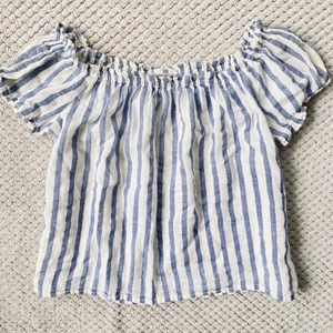 Vero Moda Off shoulder top - Använd men i fint skick! Från Vero Moda i storlek medium. Off shoulder top.