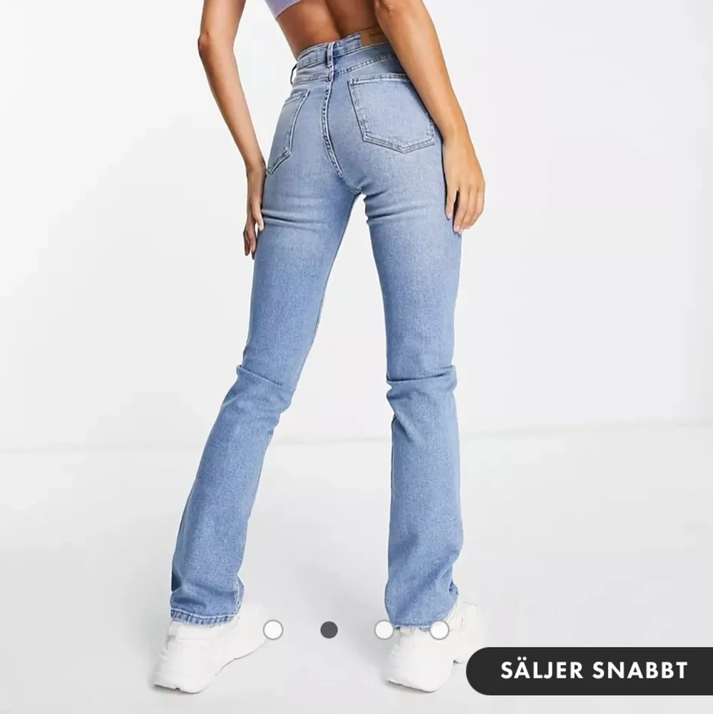 Snygga blå jeans från asos med en rak modell. Jeansen är i storlek 36 och säljer på grund av att de är lite för små för mig. Har endast använt ett fåtal gånger.. Jeans & Byxor.