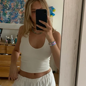 Halterneck topp - Så fin halterneck topp från Urban outfitters. Väldigt härlig på sommaren. Väldigt bra skick!