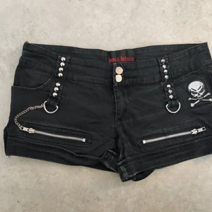 Fräcka shorts  - Jätte coola shorts från Queen of darkness. Inköpt för massa år sen och nu passar den inte längre.  Snygga detaljer med kedjor och dödskalle. 