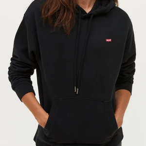 Levis hoodie  - En svart hoodie från Levi’s som bara är använd ett fåtal gånger. nypris 649:-💞