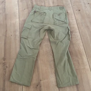 Cargos  - Ett par baggy cargos som passar jättebra till skatestilen, dem är rätt så stora i storleken. Jättebra skick! Köpta från Joe & friends.  Fler bilder kan skickas om så önskas! 