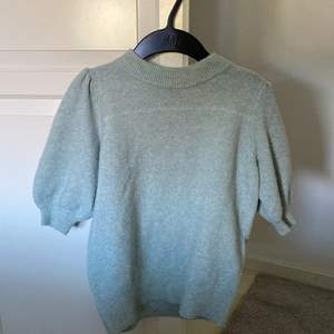 GRATIS FRAKT!💗 Stickad kortärmad tröja som jag köpt på Vero Moda för inte så länge sen, använt nån enstaka gång💞