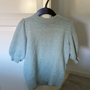 Stickad tröja - GRATIS FRAKT!💗 Stickad kortärmad tröja som jag köpt på Vero Moda för inte så länge sen, använt nån enstaka gång💞