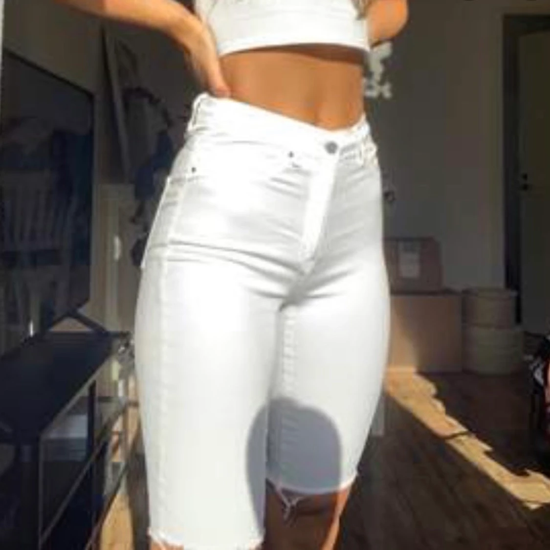 Vita shorts i cykelbyxalängd- Gina