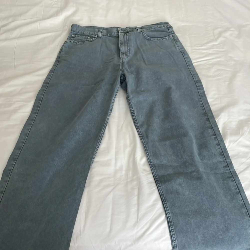 Aldrig använda helt nya! Weekday galaxy jeans i en blå grå färg. Rätt tunna i tyget, skönt på lite kallare sommardagar? Storlek 33. Jeans & Byxor.