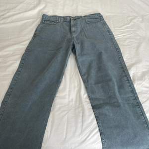Aldrig använda helt nya! Weekday galaxy jeans i en blå grå färg. Rätt tunna i tyget, skönt på lite kallare sommardagar? Storlek 33