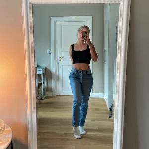 Highwaist straightfit jeans  - Säljer dessa i gott skick från BikBok. Highwaist, flera knappar, medellånga. Köpte dem för 600kr. Hör av dig vid intresse!💗