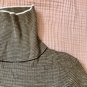 Stickad polo - SÄLJER INTE GENOM KÖP NU FUNKTIONEN!  Ljus och mörkbrun stickad polotröja! Vita kanter kring händer, hals och midja! Superfin och i fint skick! Köparen står för frakt! Bara att skriva vid frågor! :))