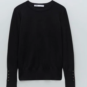 tröja - snygg finstickad tröja från zara med guldknappar på armarna, använd men inget som syns alls🤩 nypris är 300!