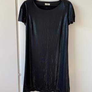 Vad: Cool klänning med axelvaddar och ormmönster Märke: Mads Nørgaard Stl: S Material: 100 % polyester Skick: Inget att anmärka på