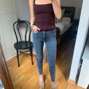 Calling all the cheugy folks  - Skinny jeans!!! Hur snyggt (och praktiskt?!) instoppade i höga boots? Linnet är också till salu.