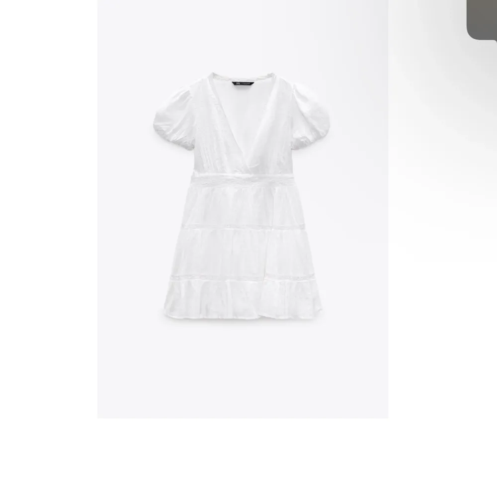 Jättefin vit klänning köpt på Zara. Skriv för fler bilder 💕. Klänningar.