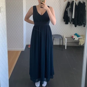 Klänning  - Skulle haft den som balklänning men kom aldrig till användning. Prislappen sitter kvar.  Jag är 180cm lång och den går nästan ner till fötterna på mig, skriv för fler bilder eller om ni undrar nått💗